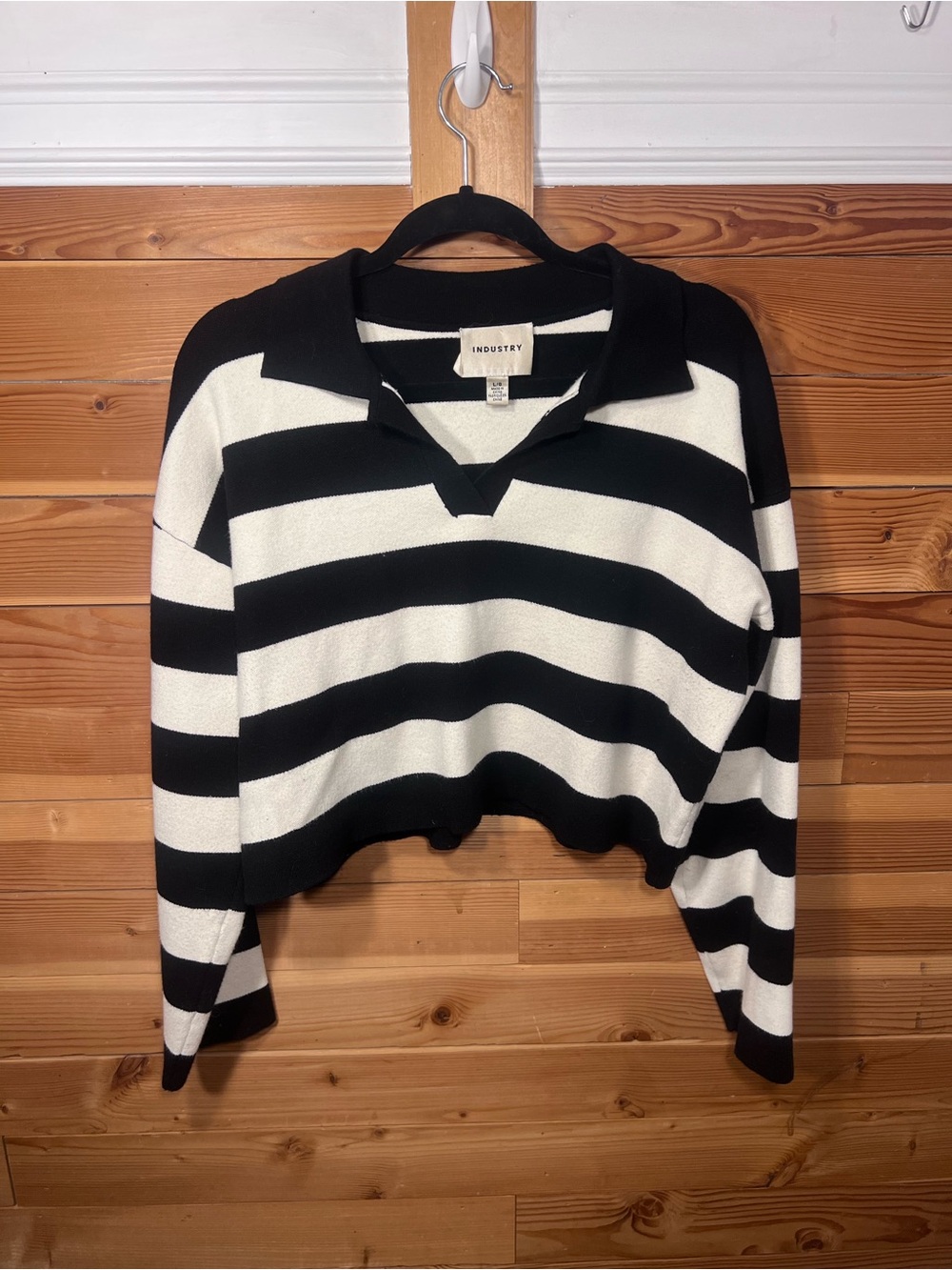 Womenโs L Black & White Striped Cropped Sweater